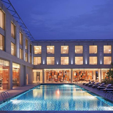 מלון נדומבסרי Courtyard By Marriott Kochi Airport מראה חיצוני תמונה The hotel's pool