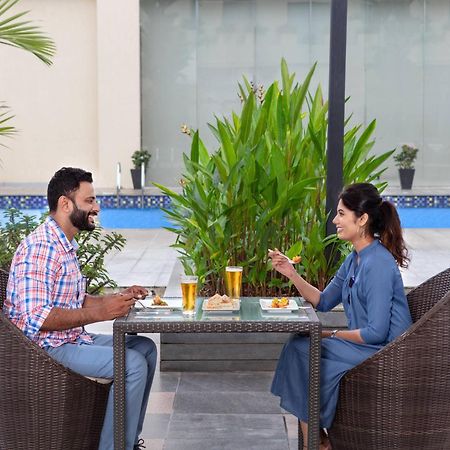 מלון נדומבסרי Courtyard By Marriott Kochi Airport מראה חיצוני תמונה The Poolside Lounge