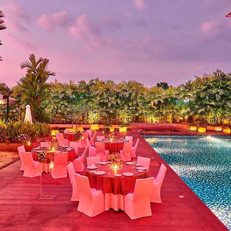 מלון נדומבסרי Courtyard By Marriott Kochi Airport מראה חיצוני תמונה Poolside at The Park, New Delhi