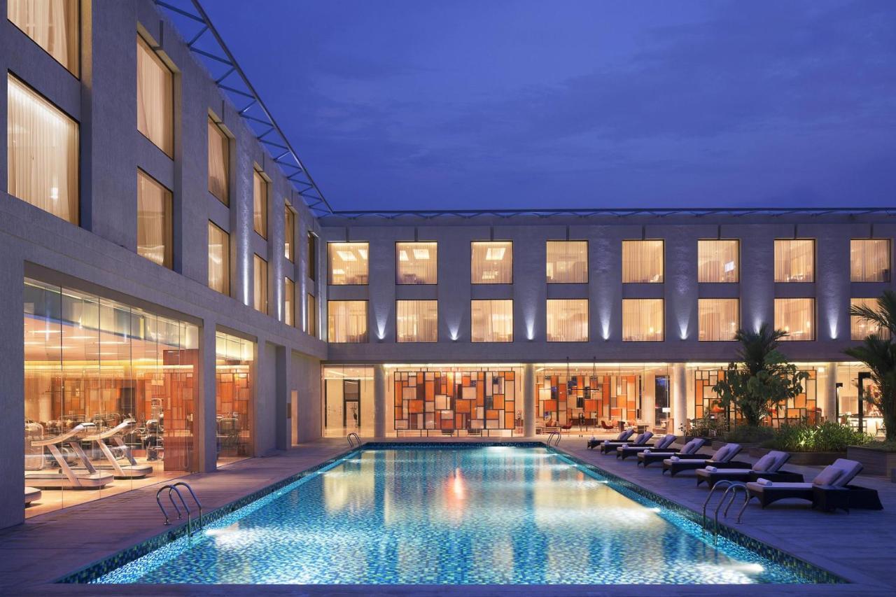 מלון נדומבסרי Courtyard By Marriott Kochi Airport מראה חיצוני תמונה The hotel's pool