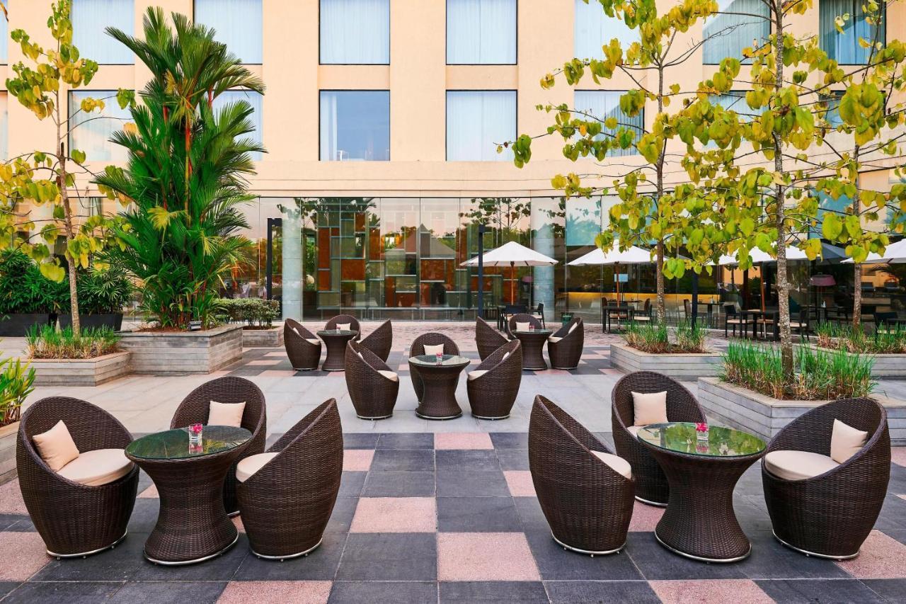 מלון נדומבסרי Courtyard By Marriott Kochi Airport מראה חיצוני תמונה The hotel's courtyard