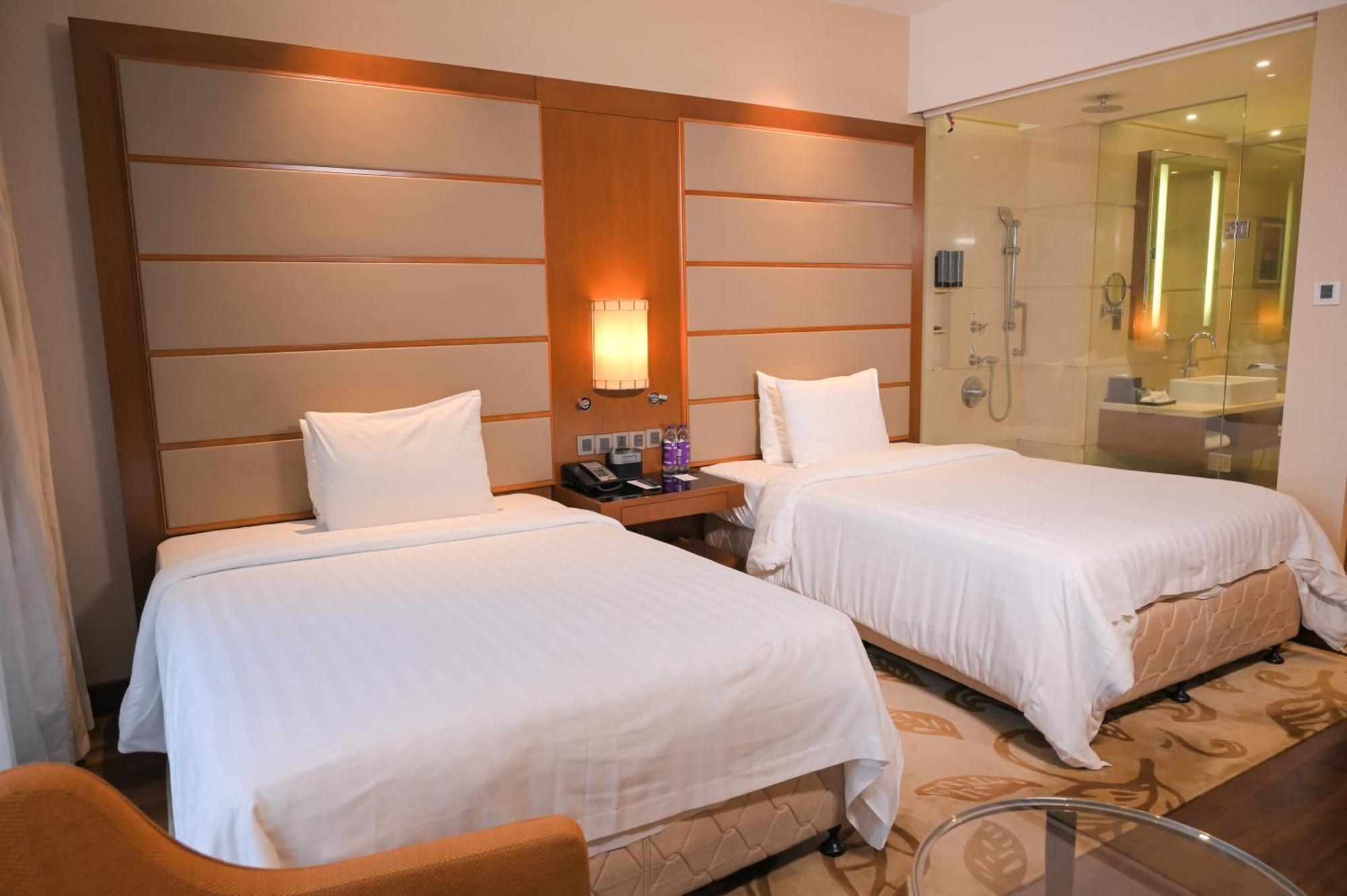 מלון נדומבסרי Courtyard By Marriott Kochi Airport מראה חיצוני תמונה A room at the hotel