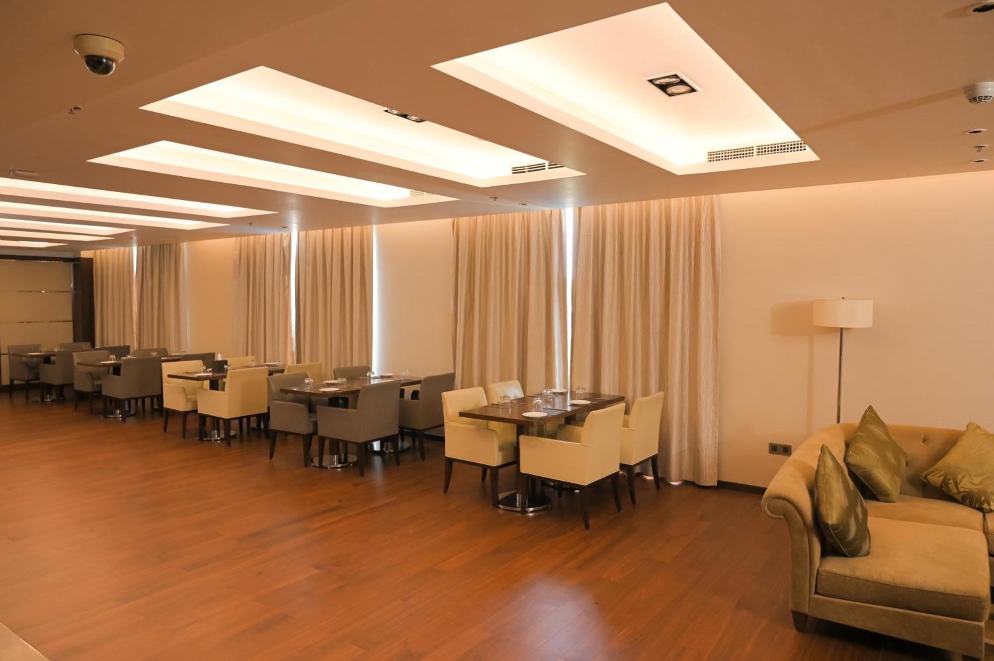 מלון נדומבסרי Courtyard By Marriott Kochi Airport מראה חיצוני תמונה The interior of the lounge