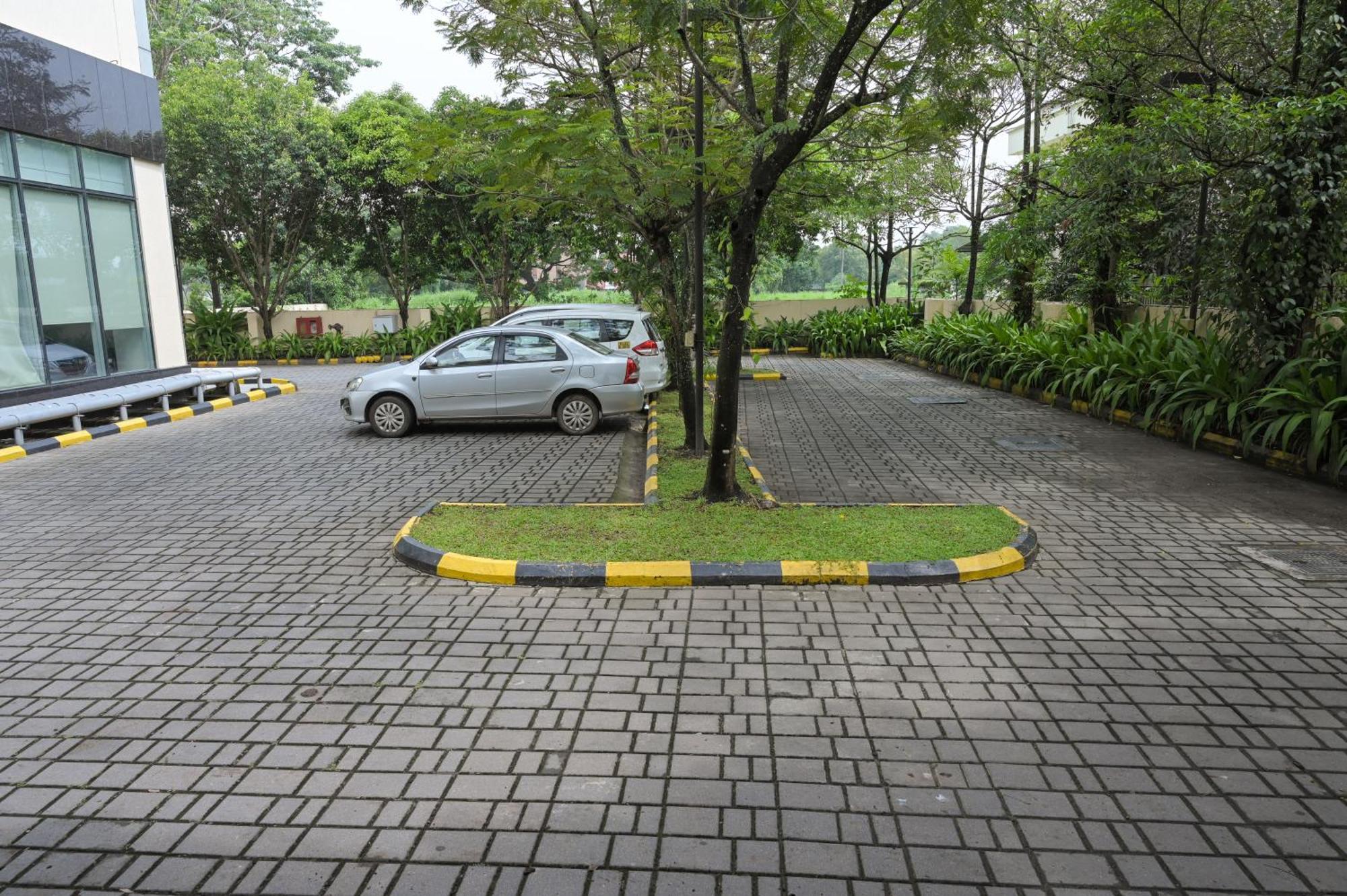 מלון נדומבסרי Courtyard By Marriott Kochi Airport מראה חיצוני תמונה A parking lot in Jakarta, Indonesia