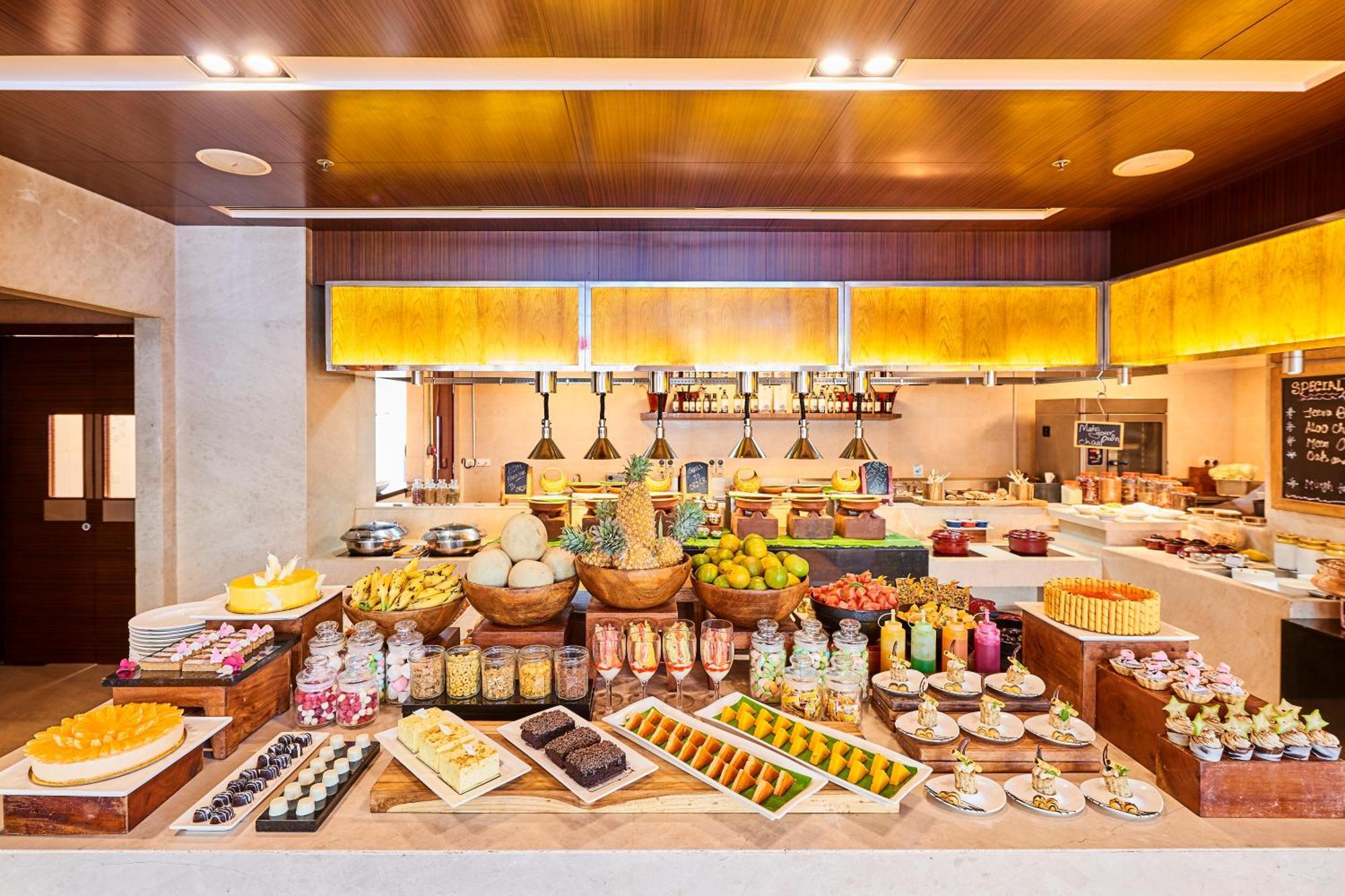 מלון נדומבסרי Courtyard By Marriott Kochi Airport מראה חיצוני תמונה The buffet at the hotel