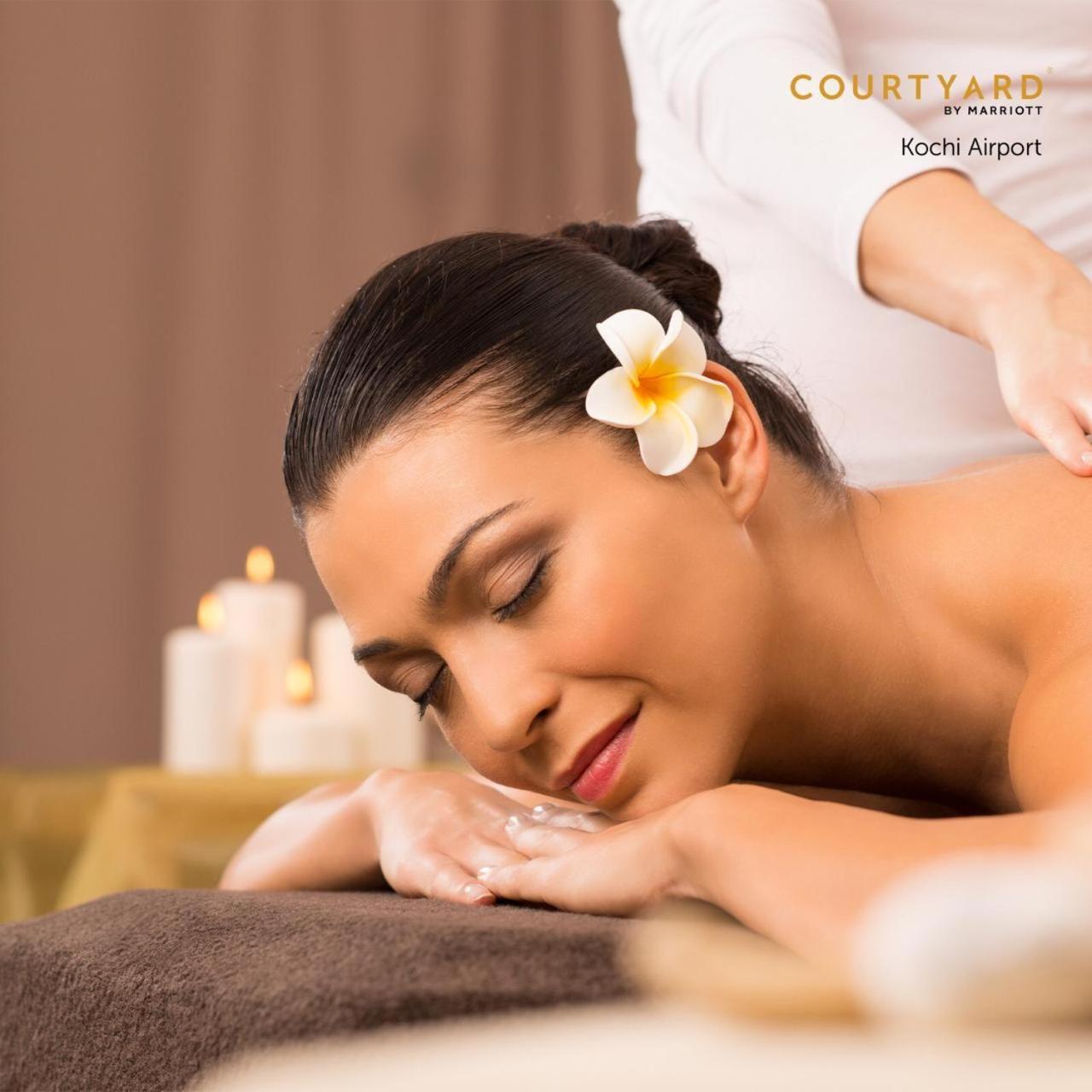 מלון נדומבסרי Courtyard By Marriott Kochi Airport מראה חיצוני תמונה A woman receiving a massage
