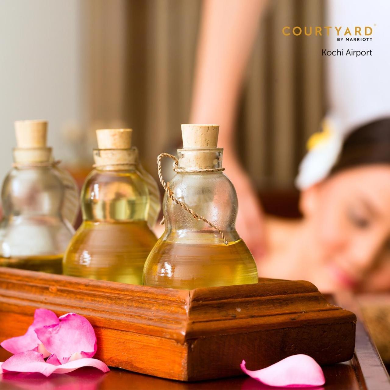 מלון נדומבסרי Courtyard By Marriott Kochi Airport מראה חיצוני תמונה Ayurvedic massage