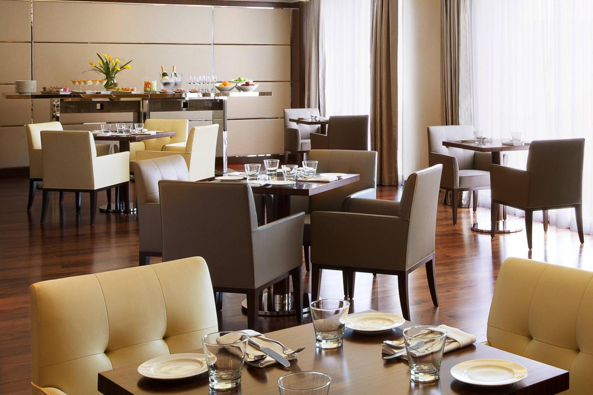 מלון נדומבסרי Courtyard By Marriott Kochi Airport מראה חיצוני תמונה The restaurant