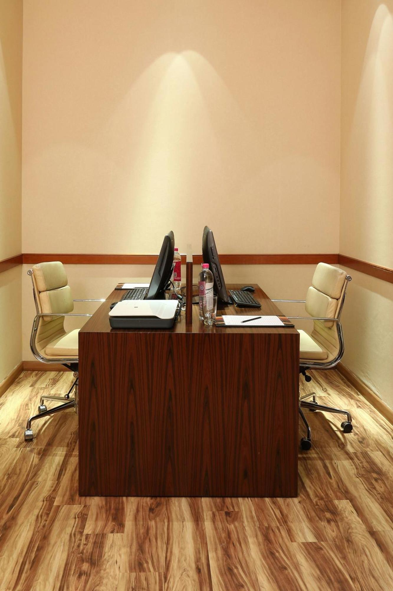 מלון נדומבסרי Courtyard By Marriott Kochi Airport מראה חיצוני תמונה A typical business center