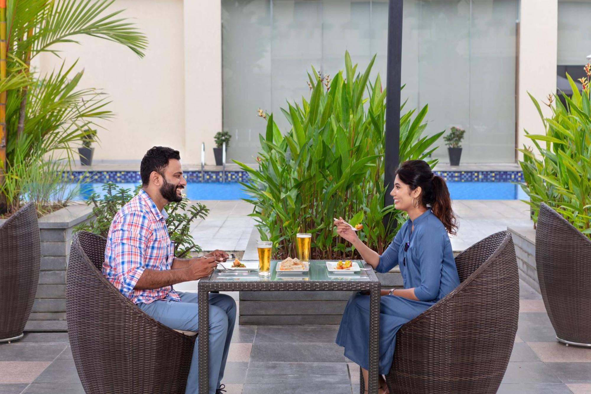 מלון נדומבסרי Courtyard By Marriott Kochi Airport מראה חיצוני תמונה The Poolside Lounge