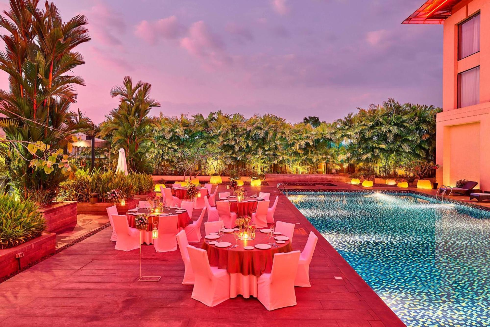 מלון נדומבסרי Courtyard By Marriott Kochi Airport מראה חיצוני תמונה Poolside at The Park, New Delhi