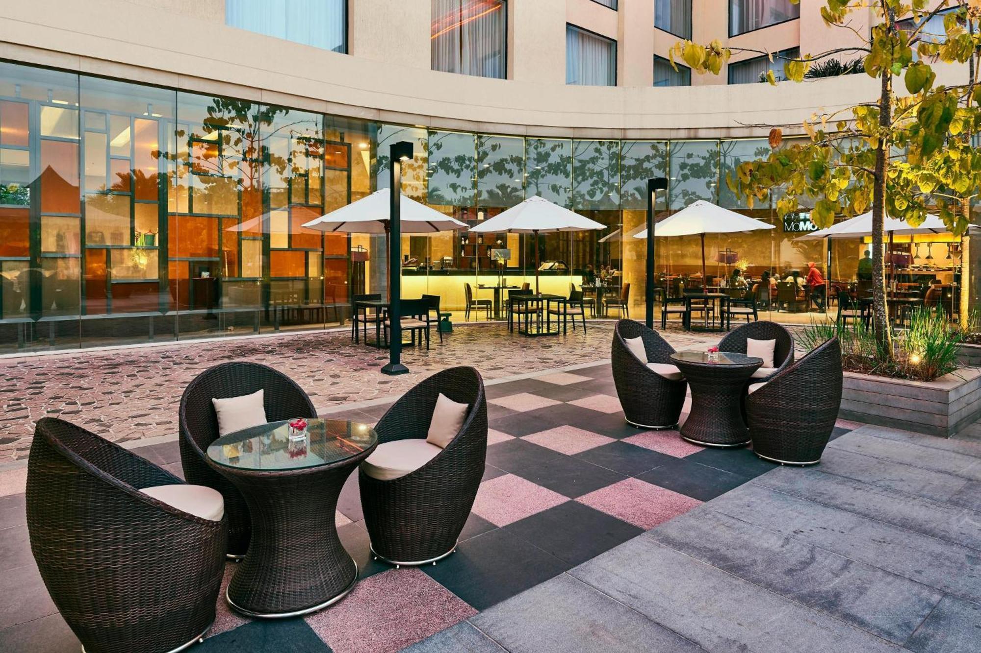מלון נדומבסרי Courtyard By Marriott Kochi Airport מראה חיצוני תמונה The hotel's outdoor lounge