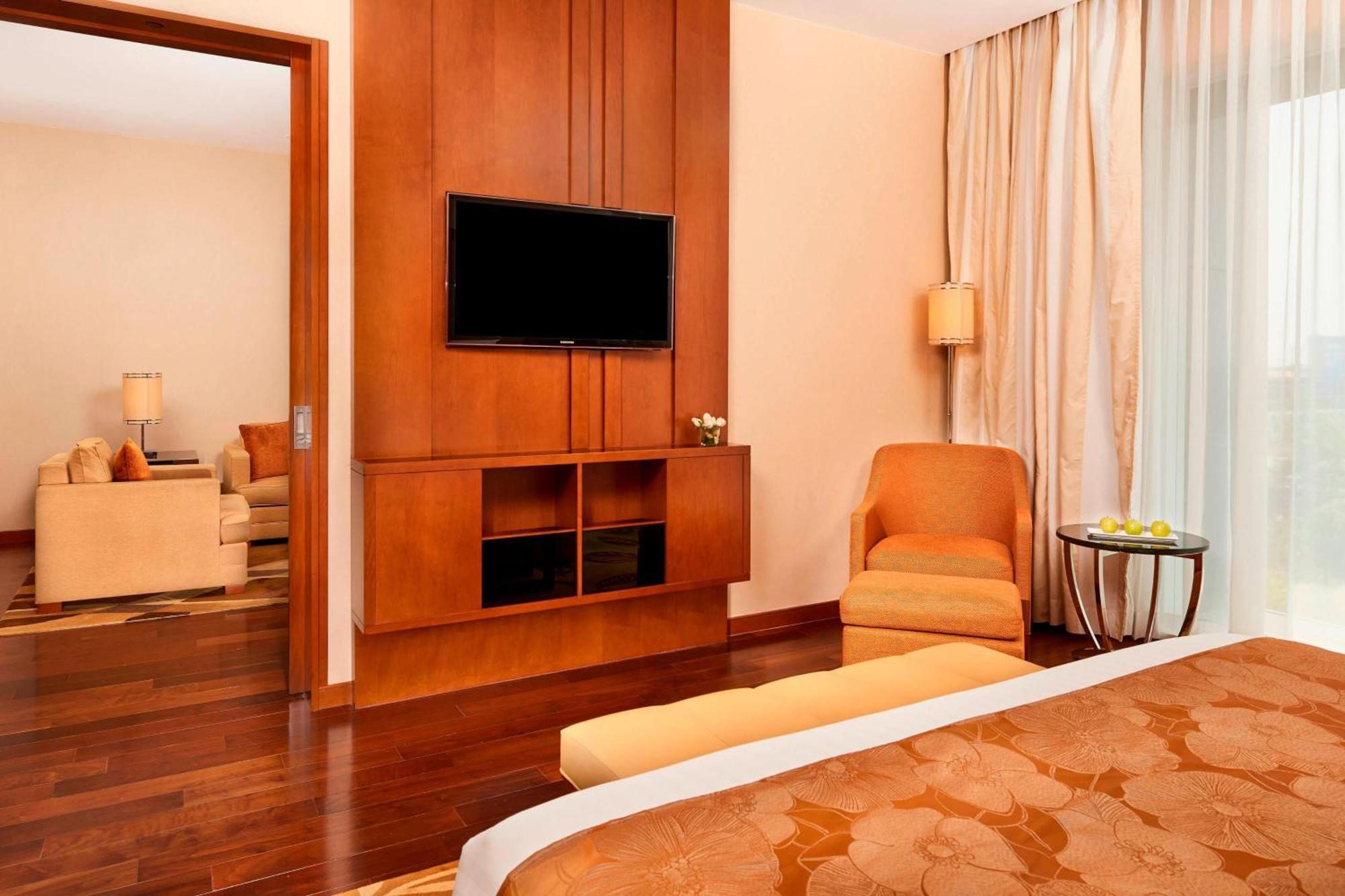 מלון נדומבסרי Courtyard By Marriott Kochi Airport מראה חיצוני תמונה A television in a hotel room