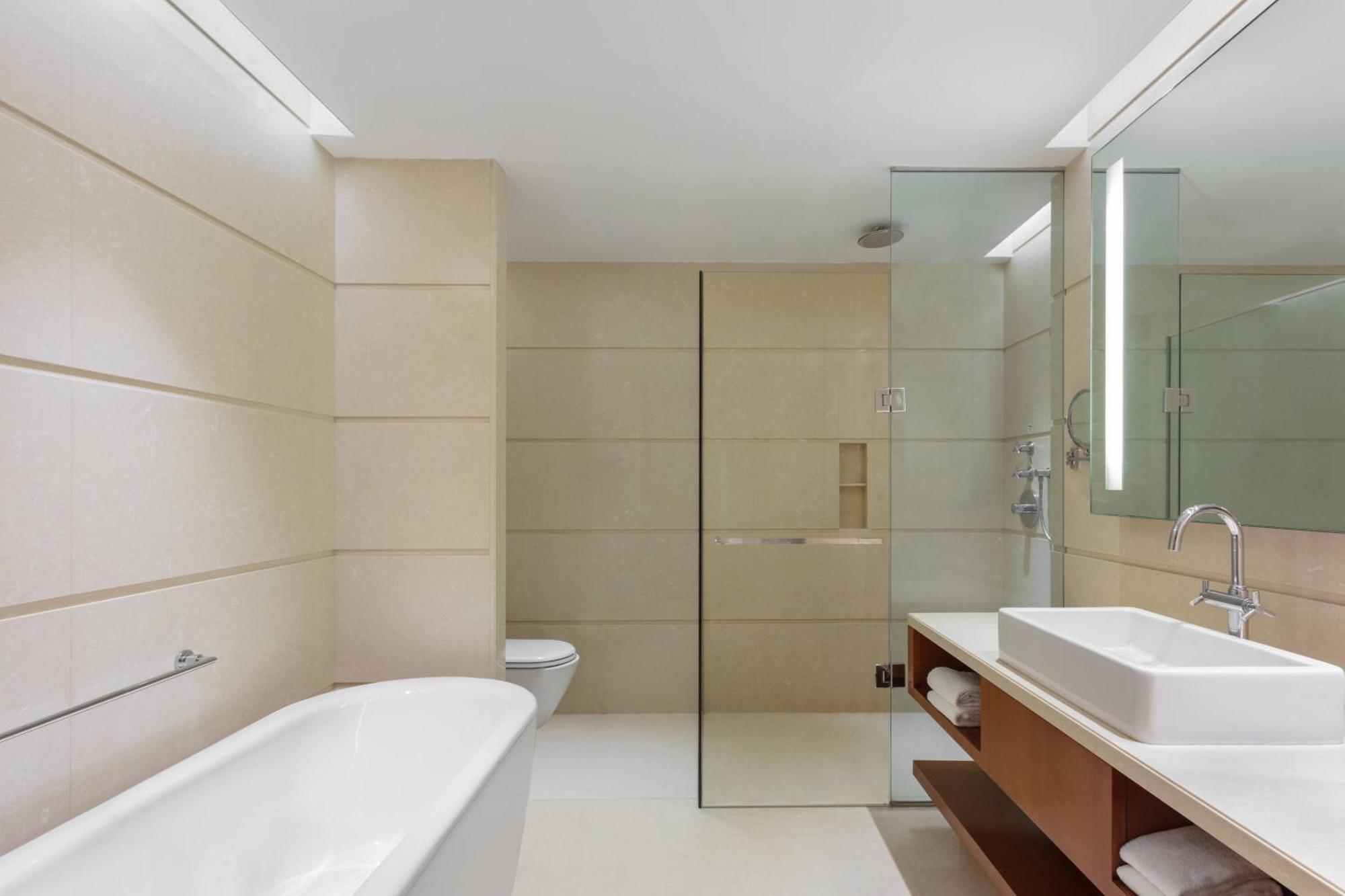 מלון נדומבסרי Courtyard By Marriott Kochi Airport מראה חיצוני תמונה A modern bathroom