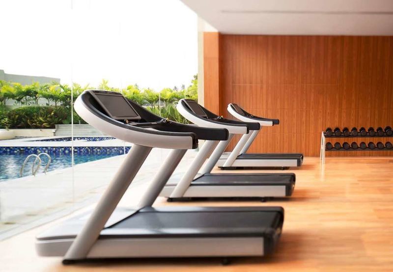 מלון נדומבסרי Courtyard By Marriott Kochi Airport מראה חיצוני תמונה Treadmills at a gym