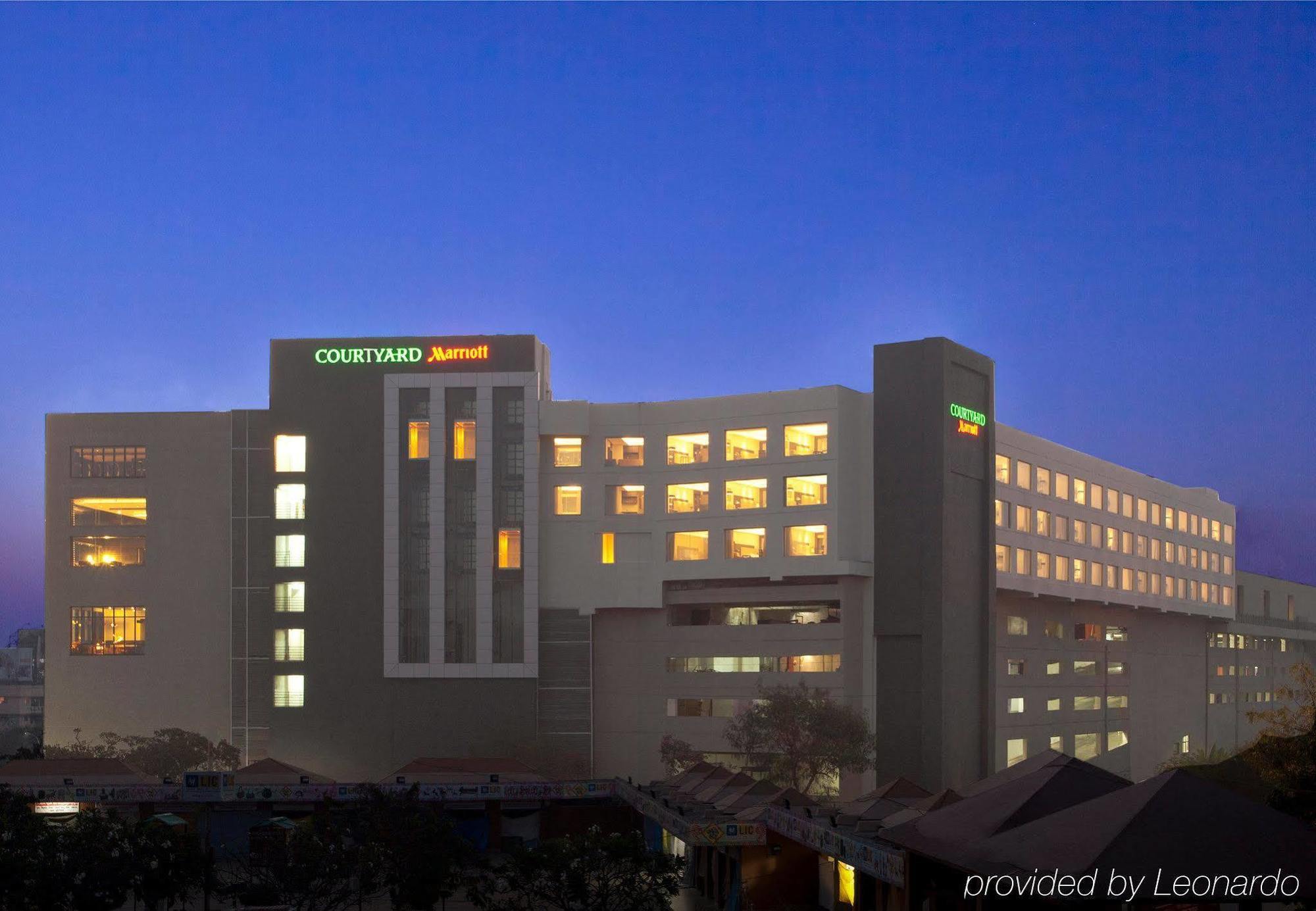 מלון נדומבסרי Courtyard By Marriott Kochi Airport מראה חיצוני תמונה The Courtyard Marriott in the evening