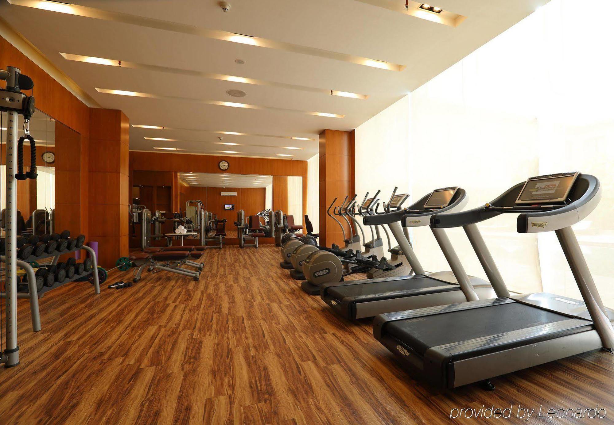 מלון נדומבסרי Courtyard By Marriott Kochi Airport מראה חיצוני תמונה A gym in a hotel
