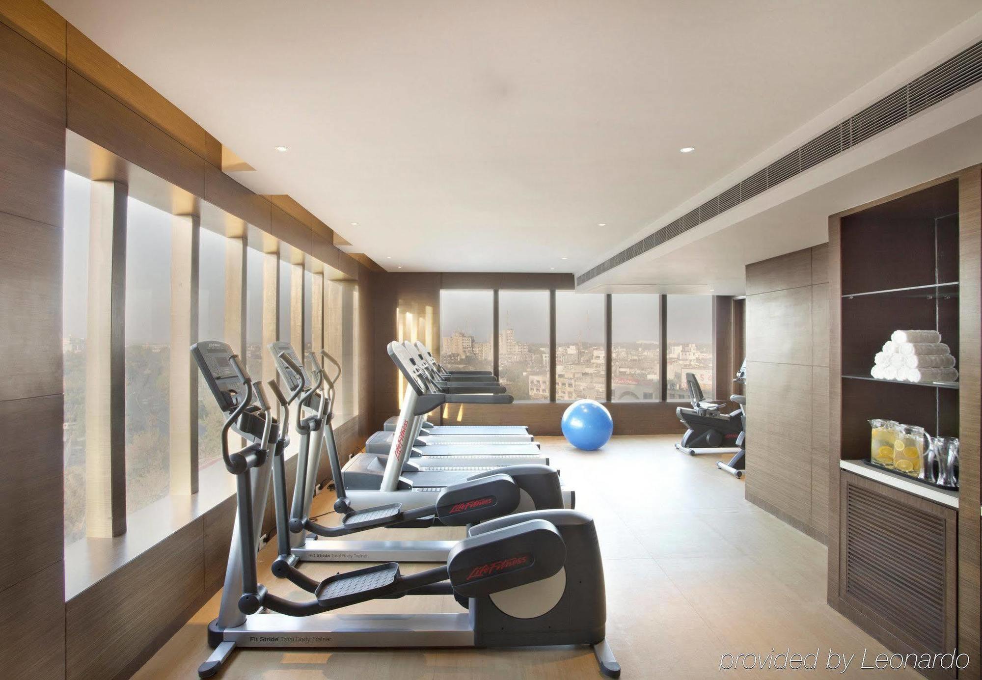 מלון נדומבסרי Courtyard By Marriott Kochi Airport מראה חיצוני תמונה The gym at the hotel