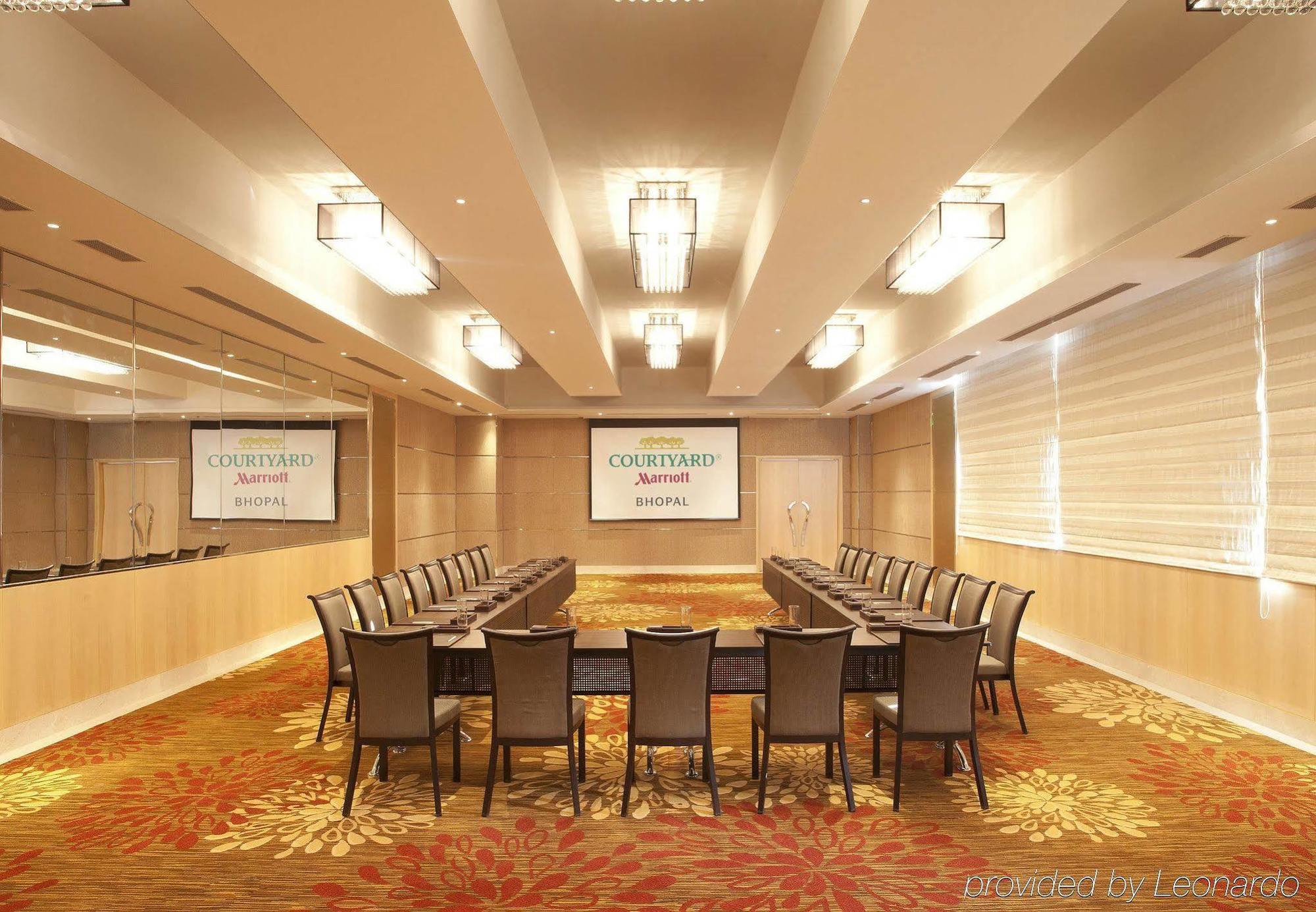 מלון נדומבסרי Courtyard By Marriott Kochi Airport מראה חיצוני תמונה Meeting room