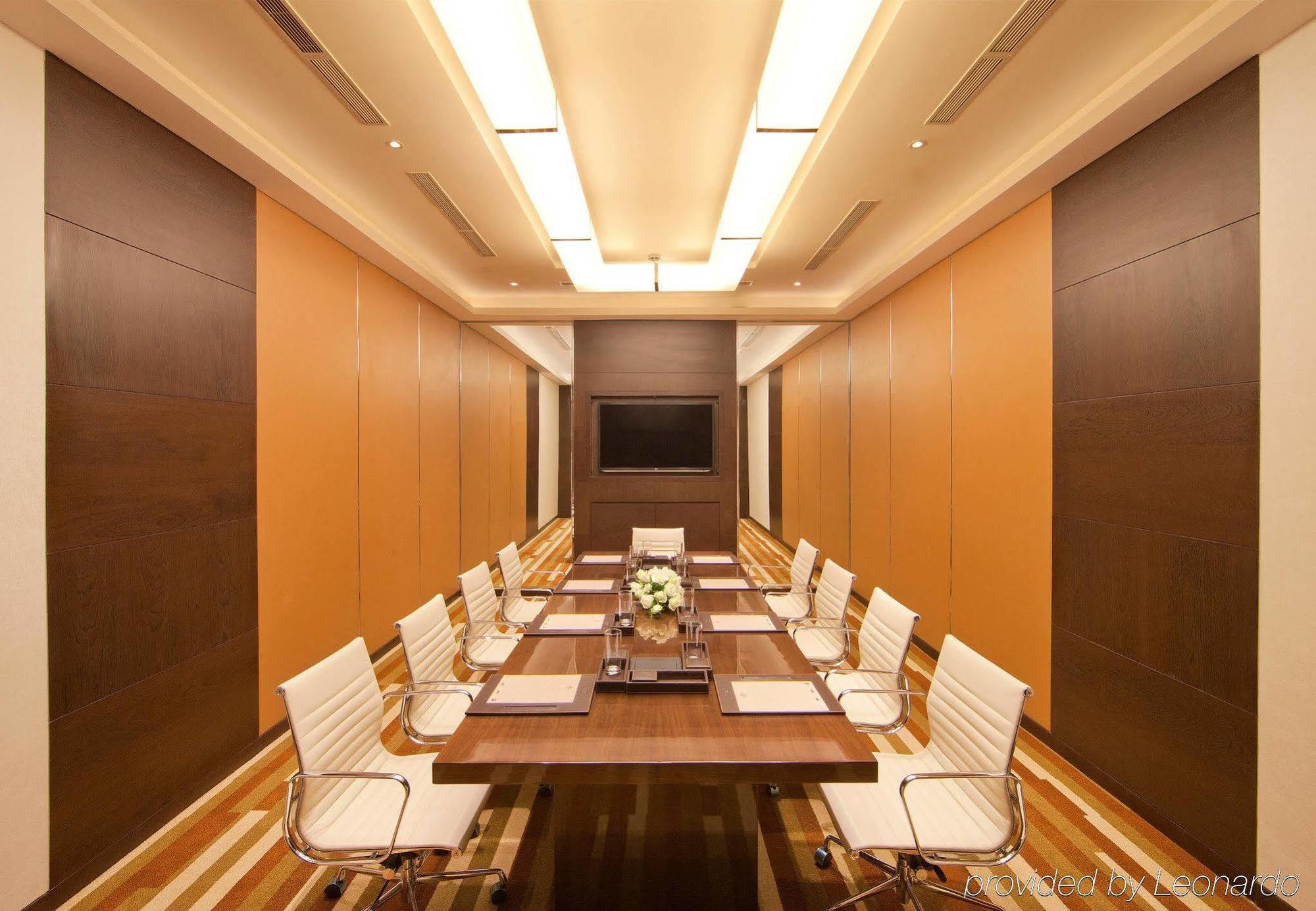 מלון נדומבסרי Courtyard By Marriott Kochi Airport מראה חיצוני תמונה Boardroom