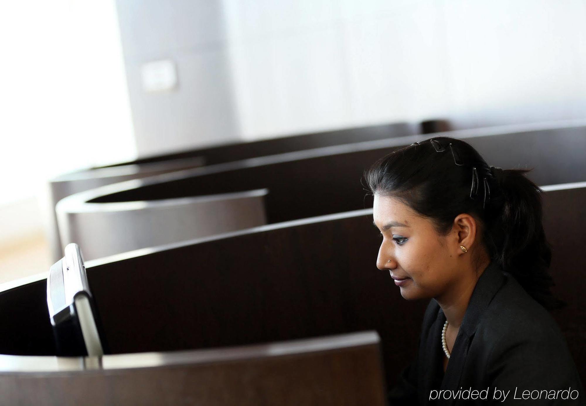מלון נדומבסרי Courtyard By Marriott Kochi Airport מראה חיצוני תמונה A call centre employee in India