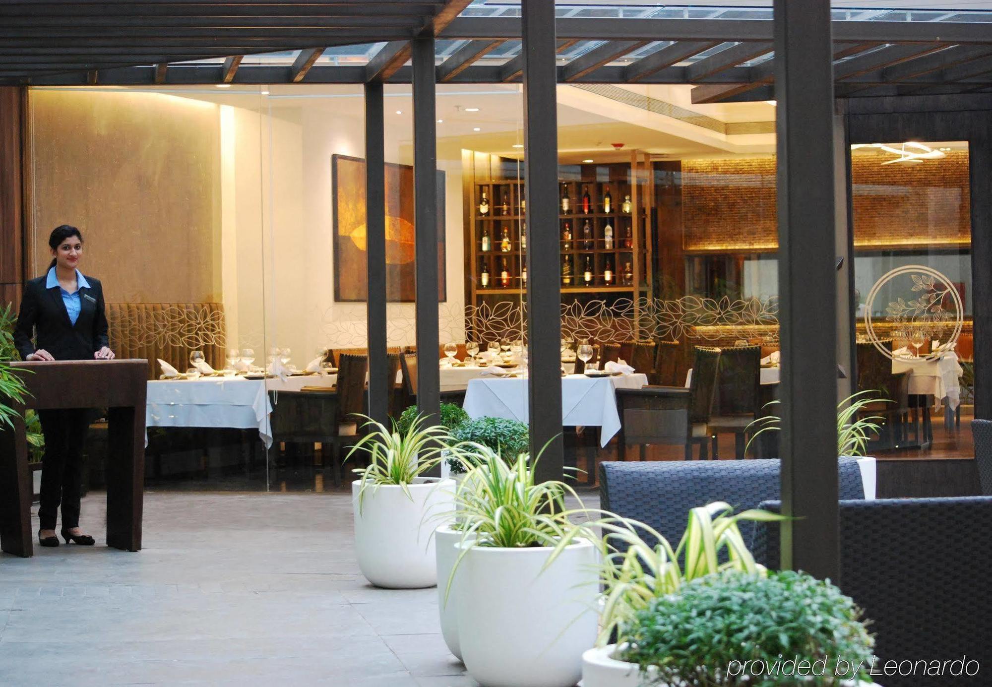 מלון נדומבסרי Courtyard By Marriott Kochi Airport מראה חיצוני תמונה The restaurant