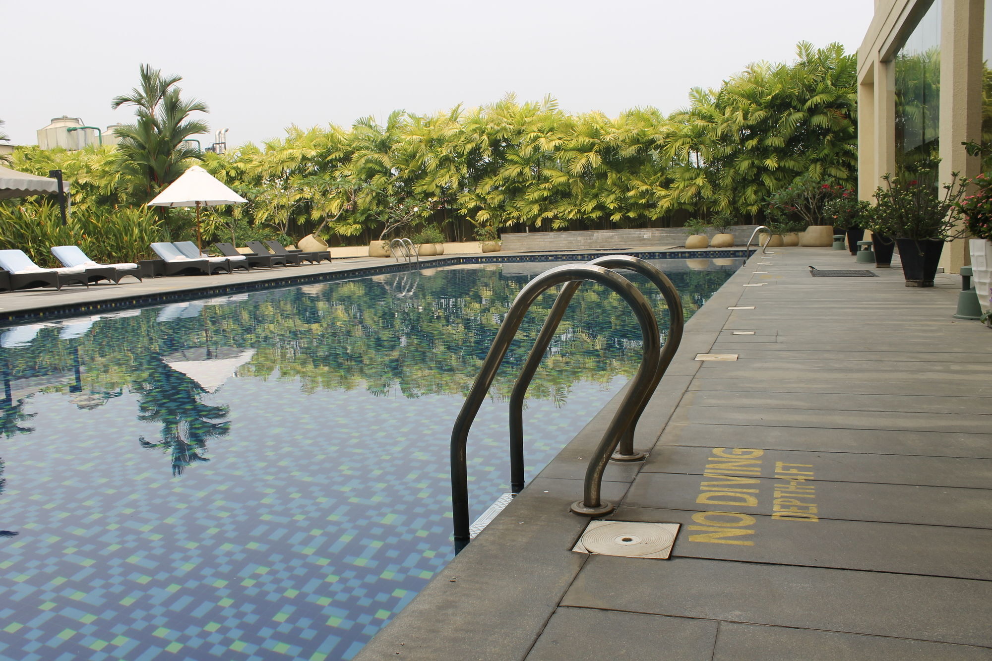 מלון נדומבסרי Courtyard By Marriott Kochi Airport מראה חיצוני תמונה The pool at the hotel