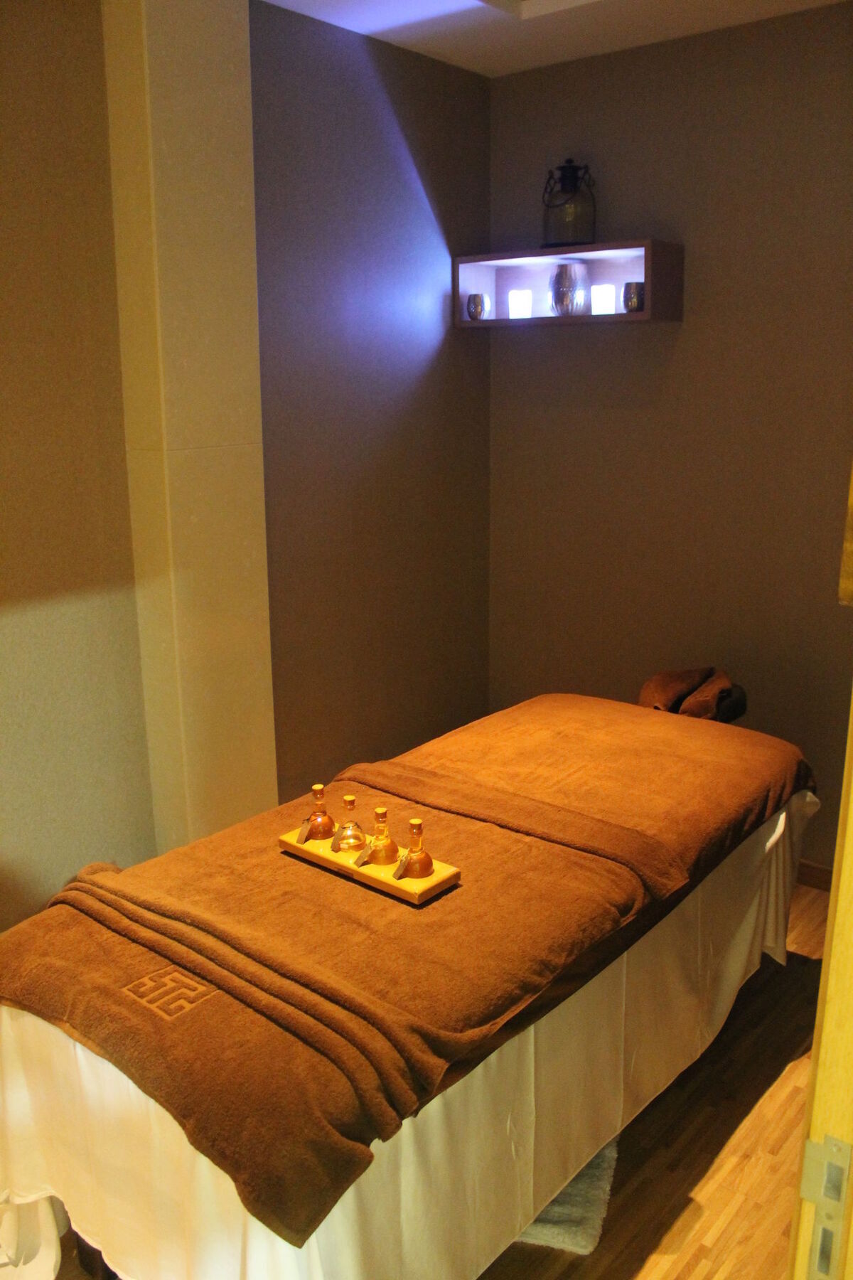 מלון נדומבסרי Courtyard By Marriott Kochi Airport מראה חיצוני תמונה Ayurvedic massage