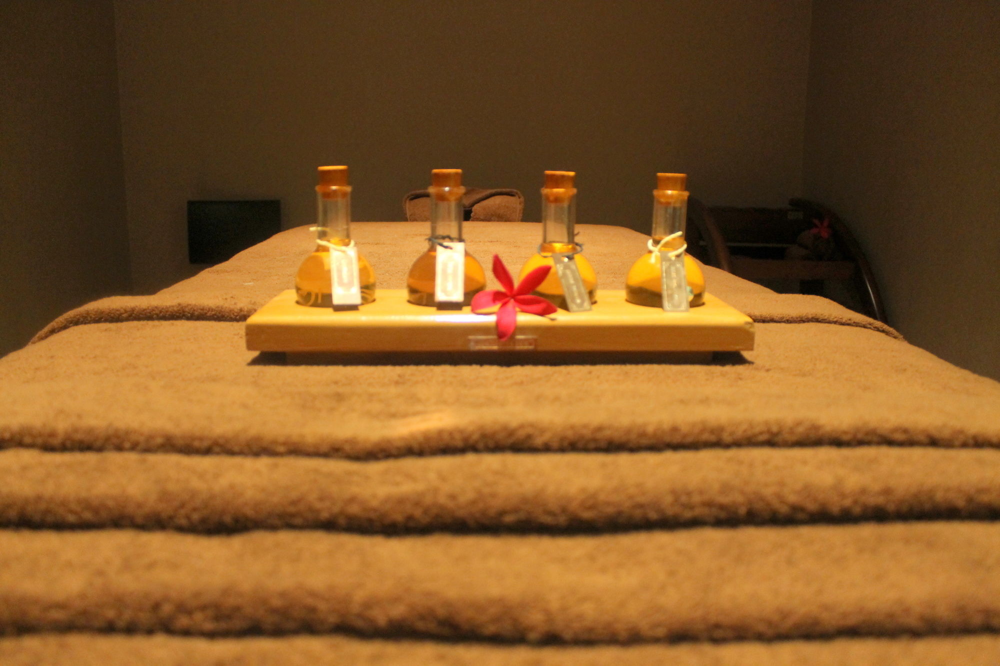 מלון נדומבסרי Courtyard By Marriott Kochi Airport מראה חיצוני תמונה A massage bed at a spa