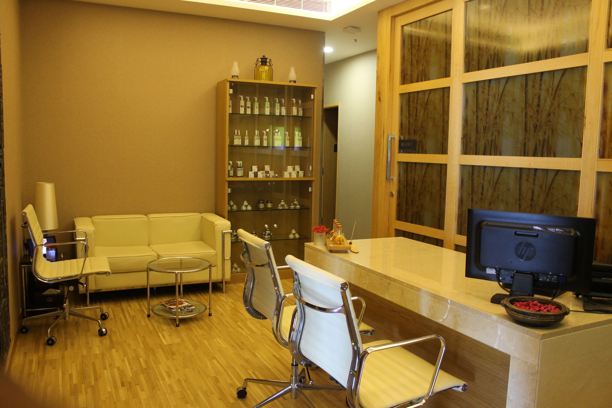 מלון נדומבסרי Courtyard By Marriott Kochi Airport מראה חיצוני תמונה A doctor's office in Taiwan