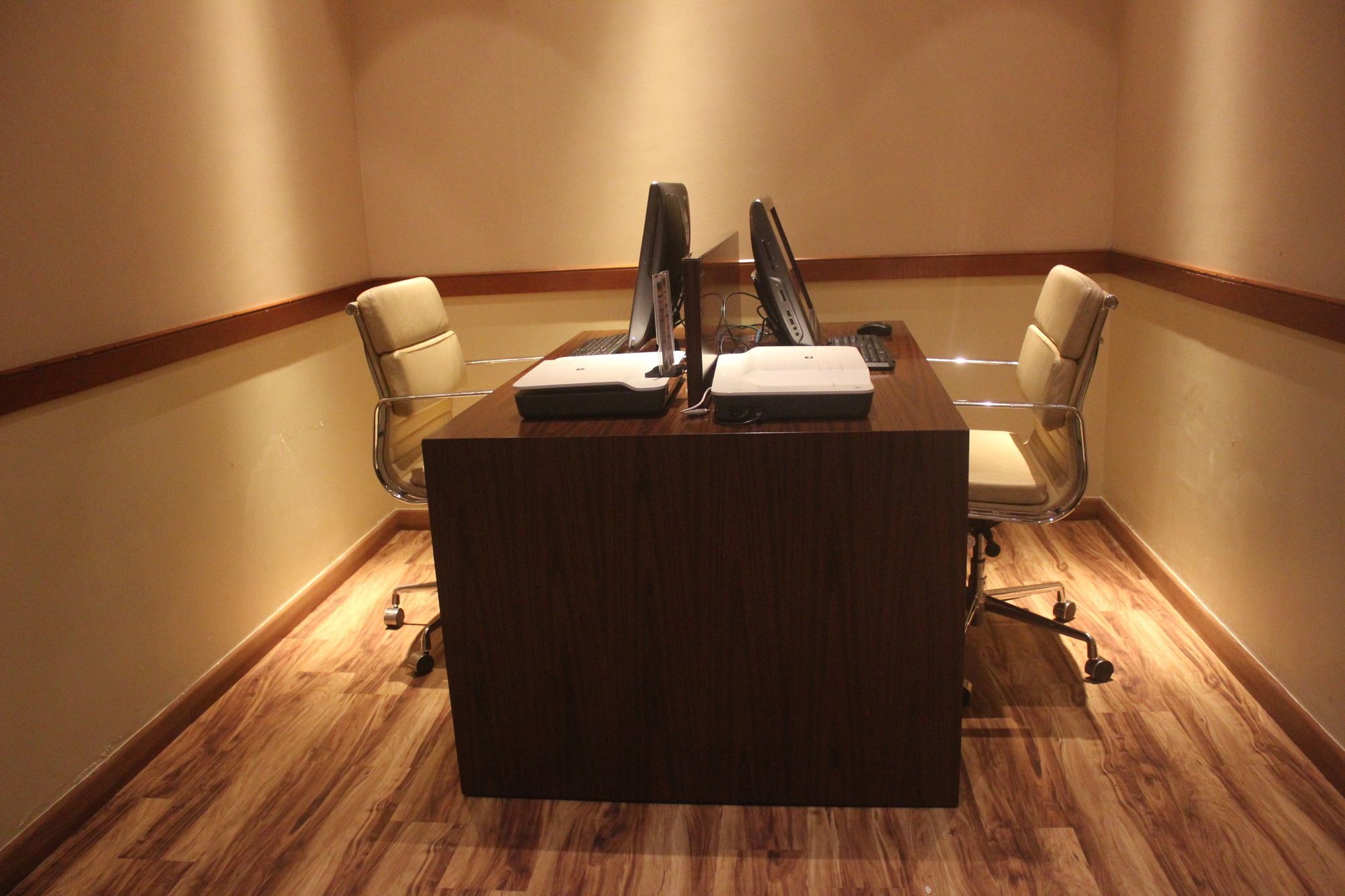 מלון נדומבסרי Courtyard By Marriott Kochi Airport מראה חיצוני תמונה The Business Center
